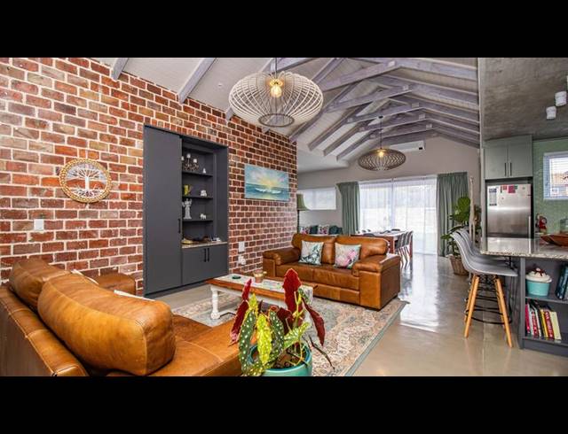 4 BEDROOM HOUSE FOR SALE IN SANDBAAI